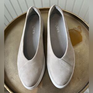 J SLIDES FELICIA SLIP ON PLATFORM SNEAKER IN LIGHT GREY NUBUCK. SIZE: 7. EUC